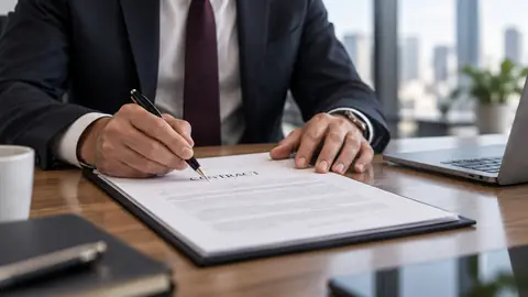 Una profesional del derecho revisa y marca un contrato comercial en su escritorio.